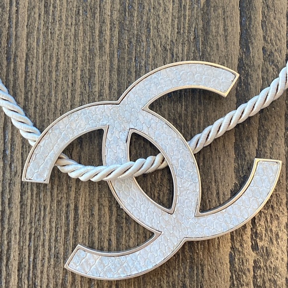 CHANEL Necklace. Spring 2008. Oversized CC logo in python skin and gold hardware - Picture 3 of 12